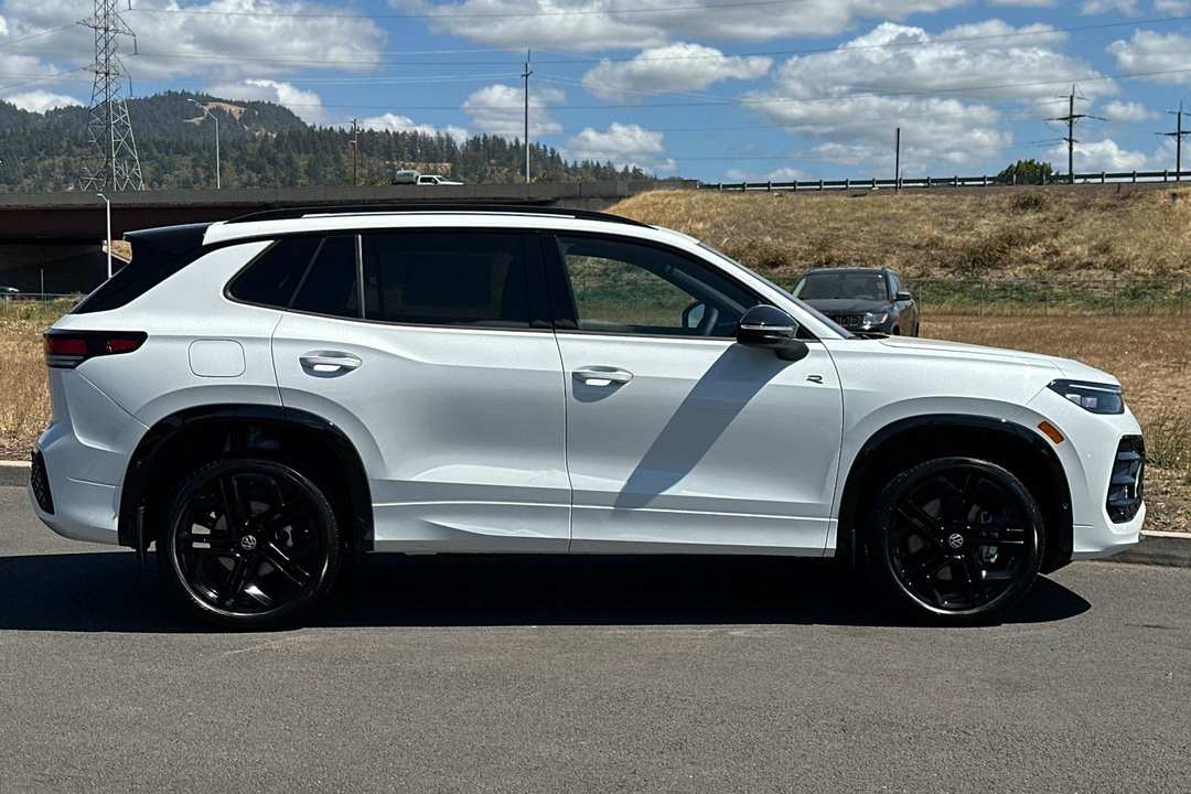2026 Volkswagen Tiguan SE RLine Black - Image 2