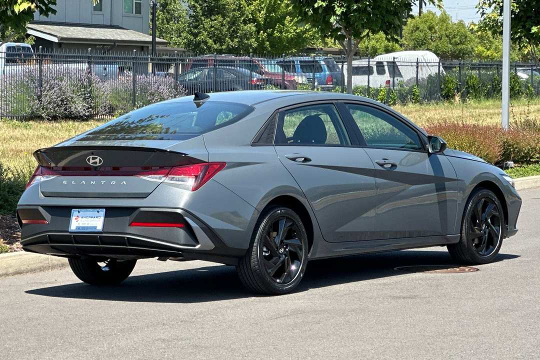 2026 Hyundai Elantra SEL Sport - Image 3