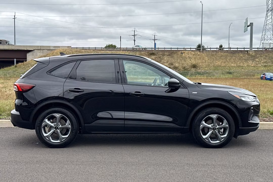 2025 Ford Escape STLine - Image 2