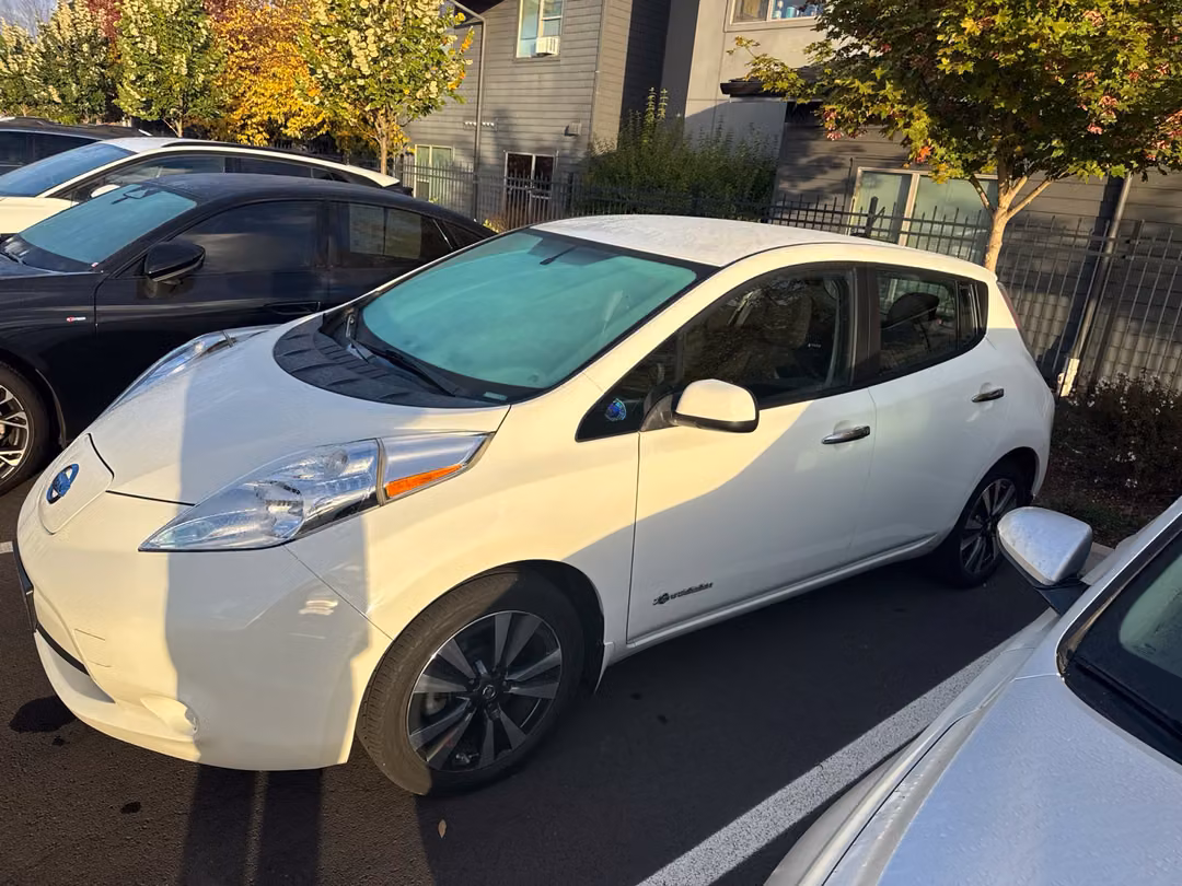 2016 Nissan LEAF SV - Image 2