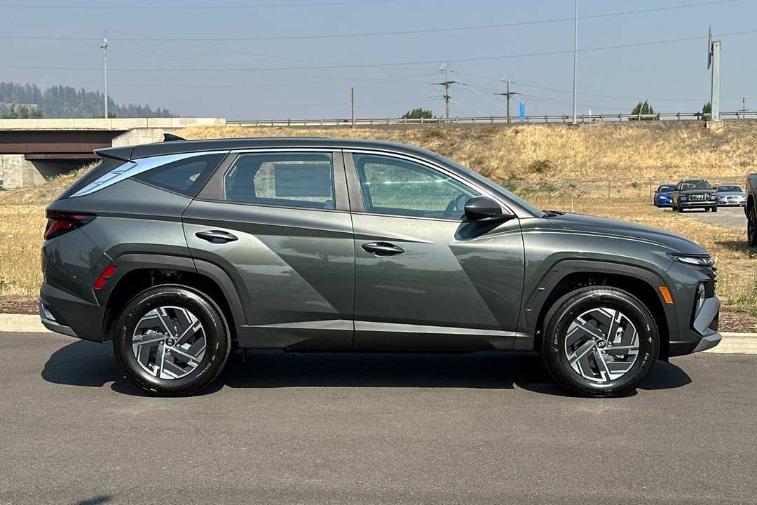 2026 Hyundai Tucson Hybrid Blue SE - Image 2