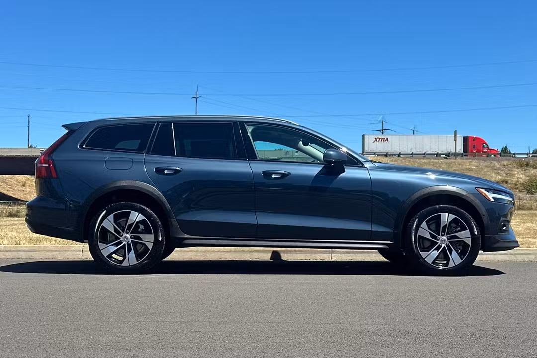 2026 Volvo V60 Cross Country B5 Plus - Image 2