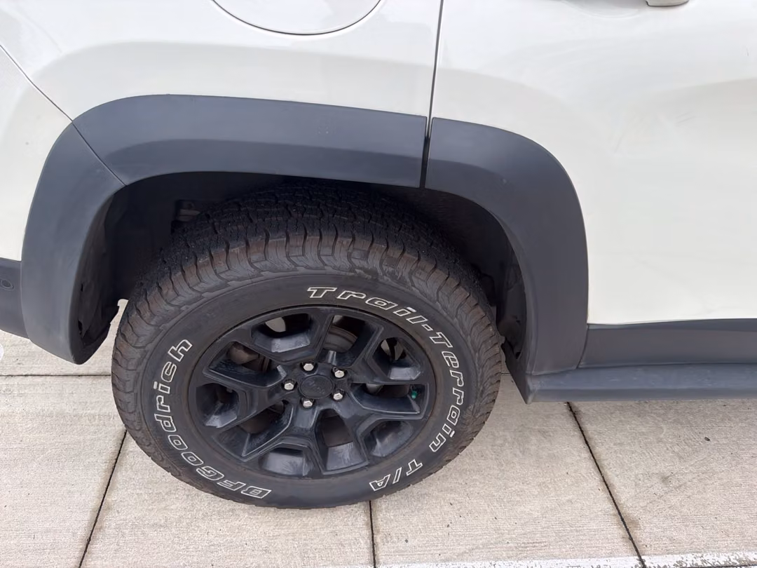 2019 Jeep Cherokee Trailhawk - Image 3