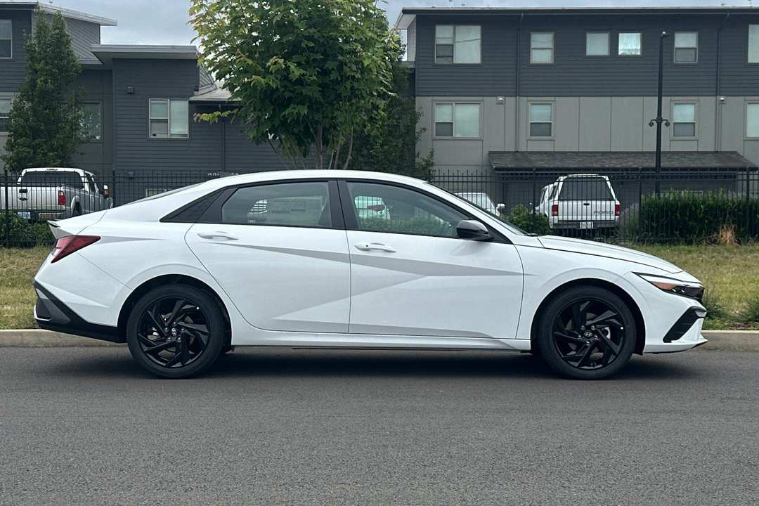 2026 Hyundai Elantra SEL Sport - Image 2