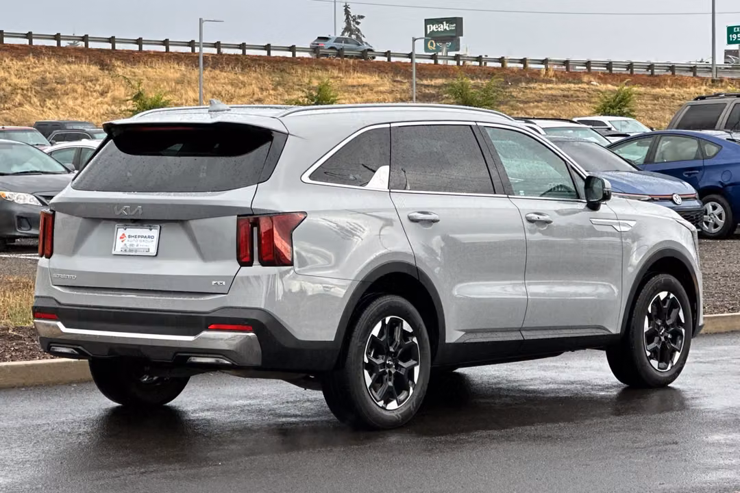 2024 Kia Sorento S - Image 3