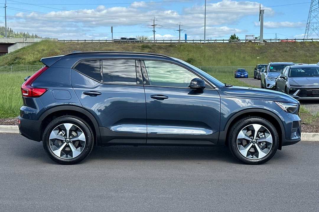 2026 Volvo Xc40 B5 Core - Image 2