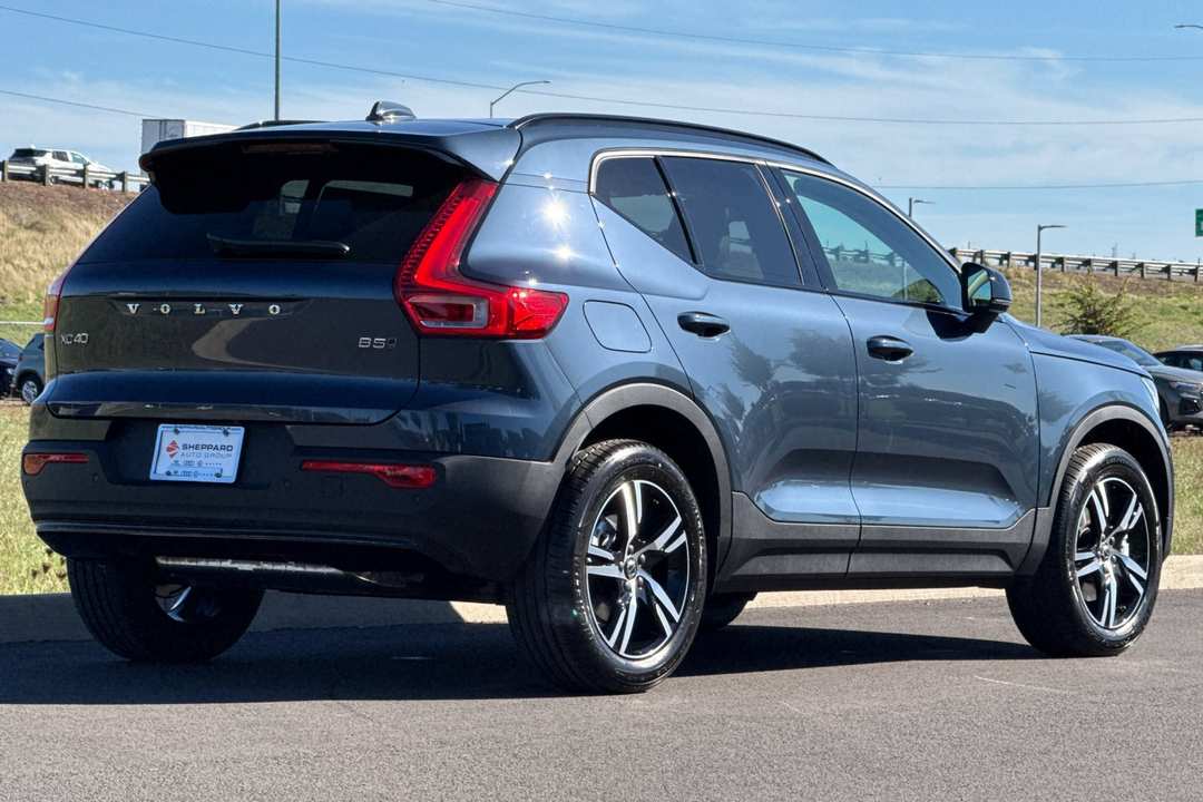 2026 Volvo Xc40 B5 Core - Image 3