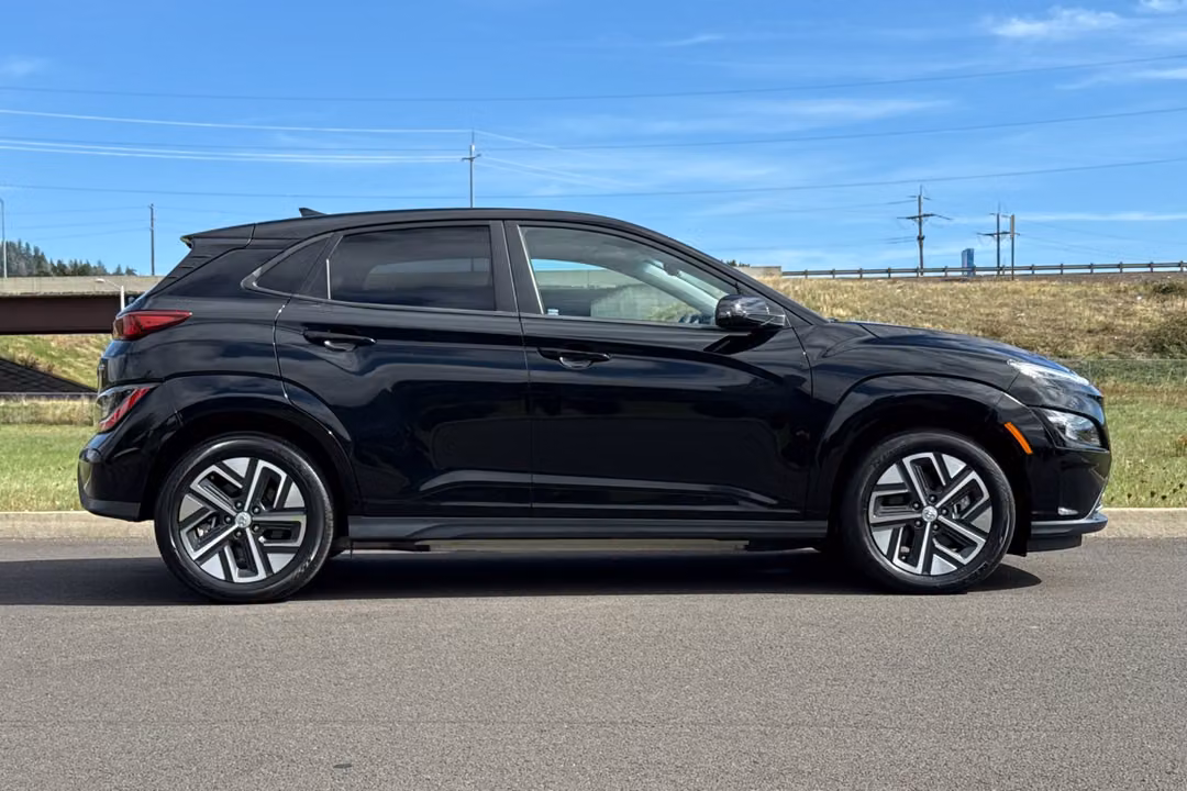 2023 Hyundai Kona SE - Image 2