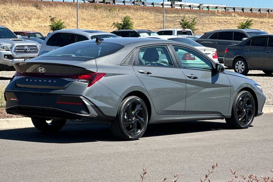 2026 Hyundai Elantra SEL Sport - Image 3