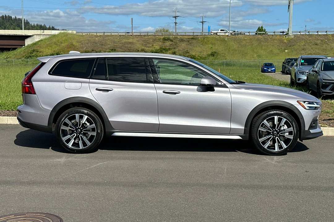 2026 Volvo V60 Cross Country B5 Ultra - Image 2