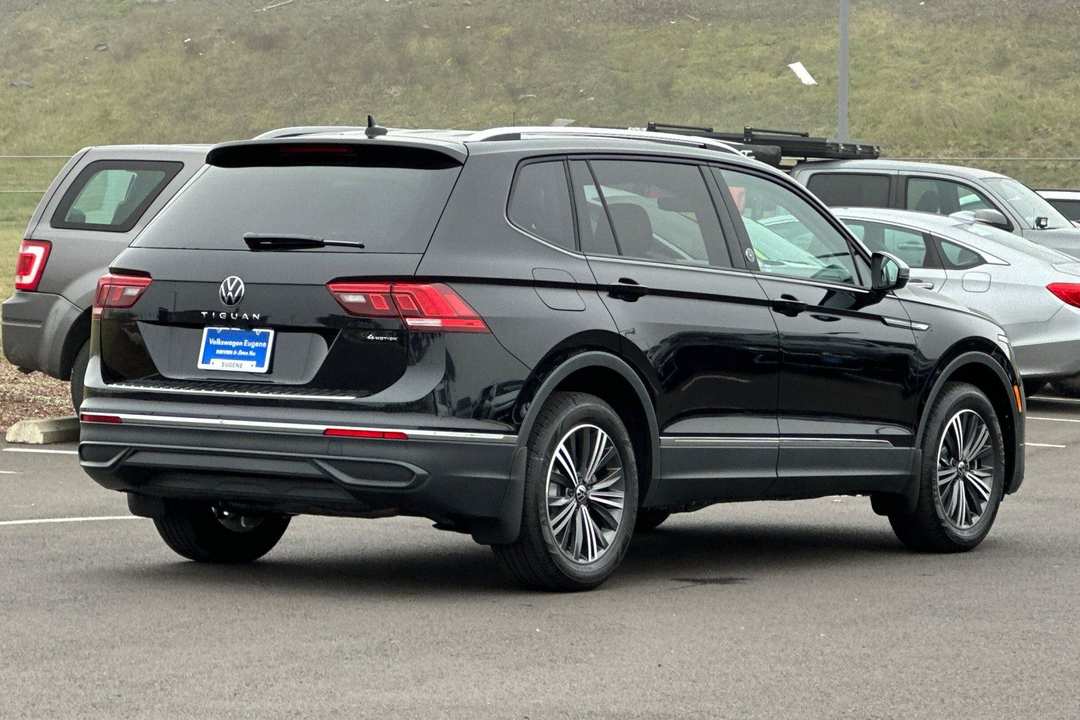 2024 Volkswagen Tiguan 2.0T Wolfsburg Edition - Image 3