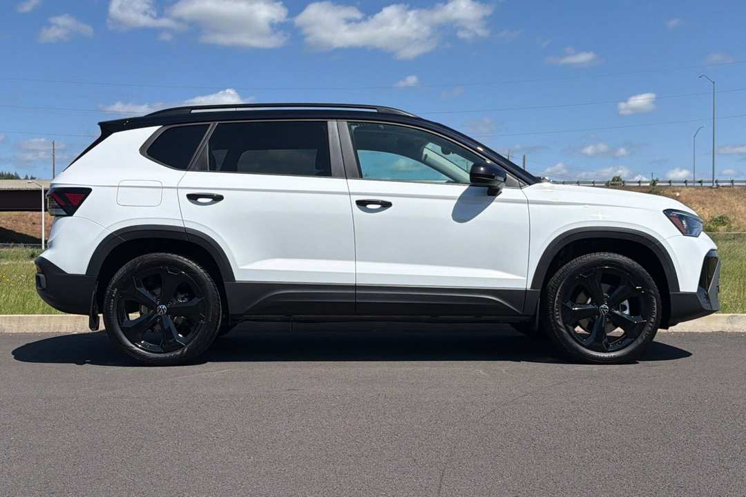 2026 Volkswagen Taos 1.5T SE Black - Image 2