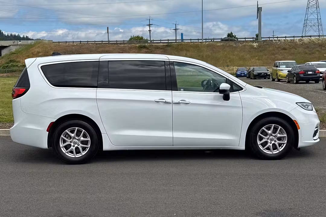 2023 Chrysler Pacifica Touring L - Image 2