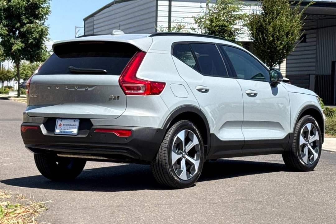2026 Volvo Xc40 B5 Plus - Image 3