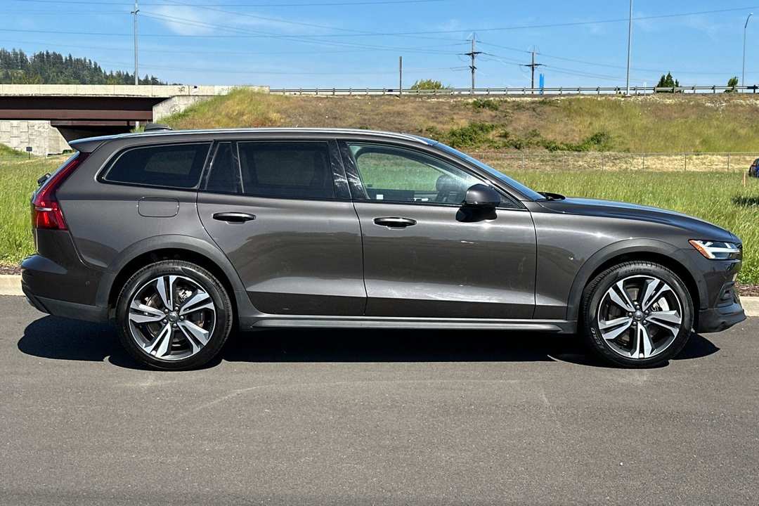2025 Volvo V60 Cross Country B5 Plus - Image 2