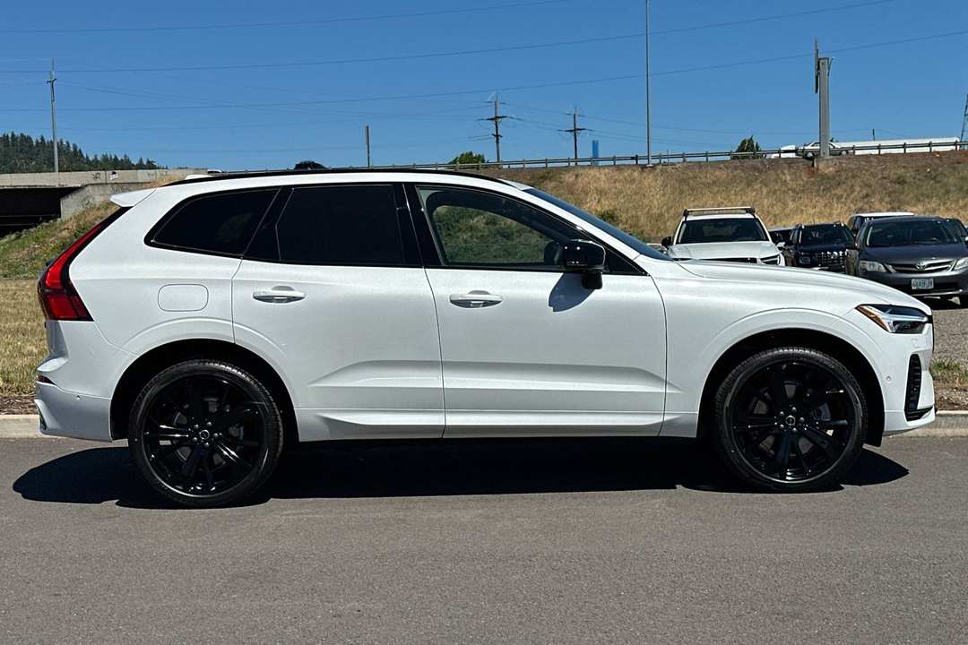 2026 Volvo Xc60 Plug-In Hybrid T8 Ultra Black Edition - Image 2