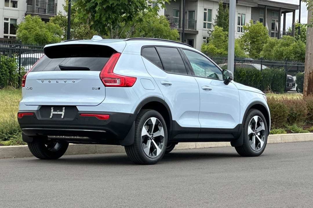 2026 Volvo Xc40 B5 Plus - Image 3