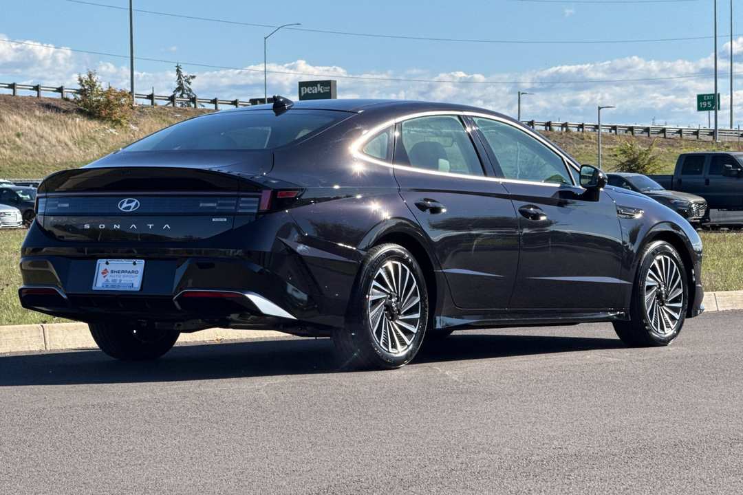 2027 Hyundai Sonata Hybrid Limited - Image 3