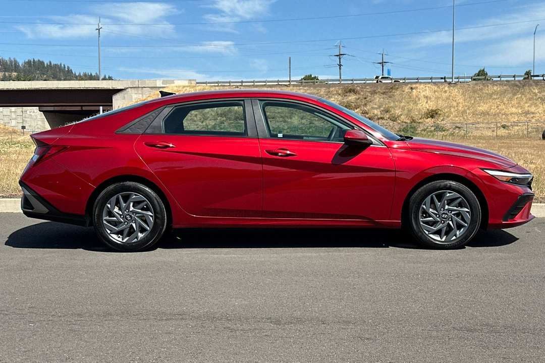 2024 Hyundai Elantra SEL - Image 2