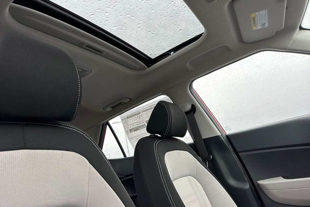 2025 Hyundai Venue SEL - Photo 16