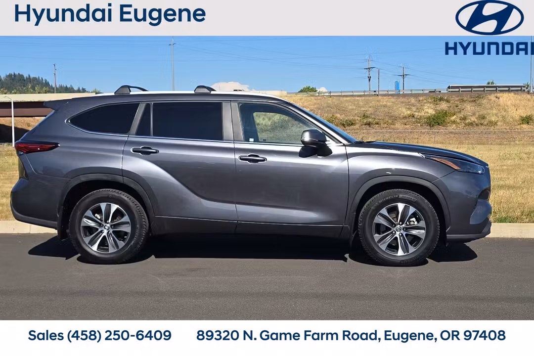 2023 Toyota Highlander XLE - Image 2