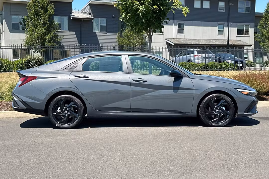 2026 Hyundai Elantra SEL Sport - Image 2