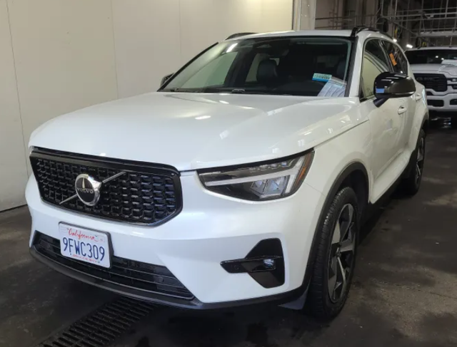 2023 Volvo Xc40 B5 Plus Dark Theme