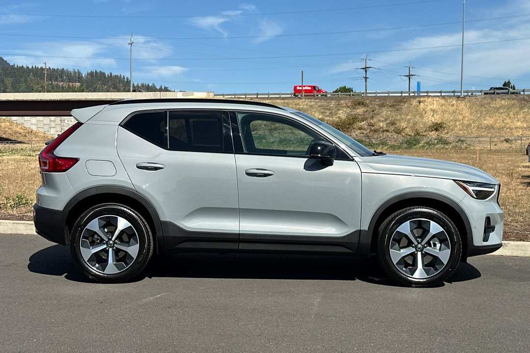 2026 Volvo Xc40 B5 Plus - Image 2