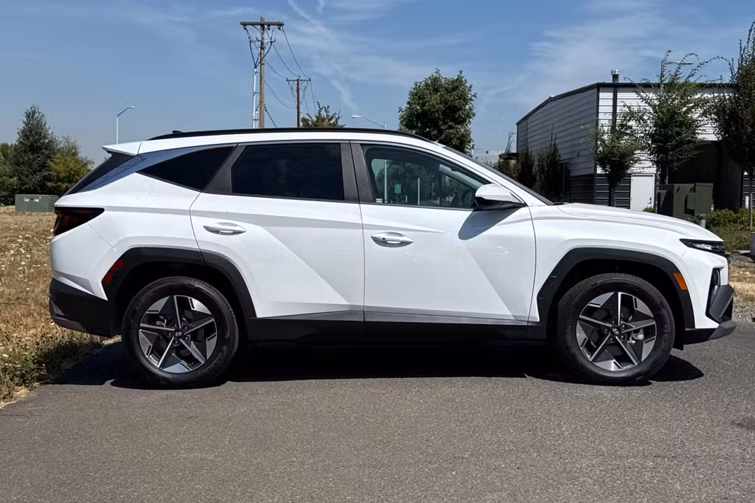 2026 Hyundai Tucson Hybrid SEL - Image 2
