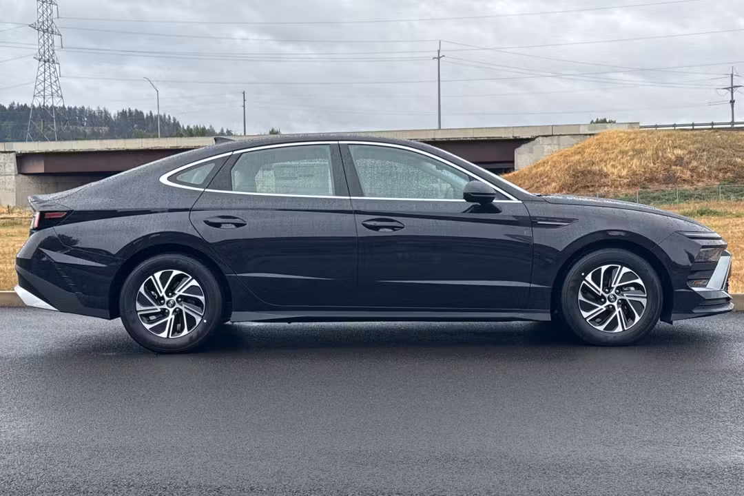 2026 Hyundai Sonata Hybrid Blue - Image 2