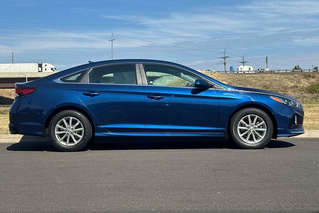 2019 Hyundai Sonata SE - Image 2