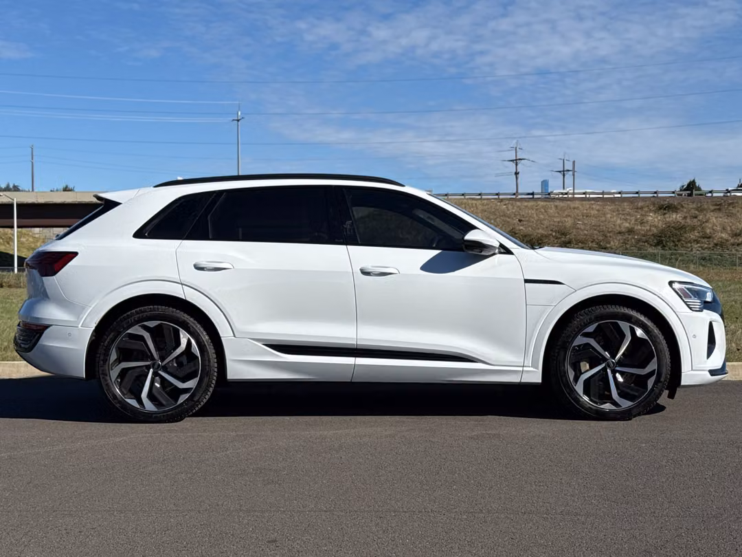 2024 Audi Q8 E-Tron Prestige - Image 2